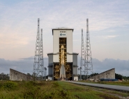 Ariane 6 sous son portique