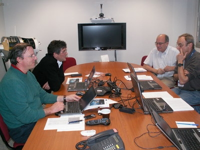 Alberto Novelli et Hervé Come en discussion avec des collègues de l'ATV-CC. Crédits : ESA.