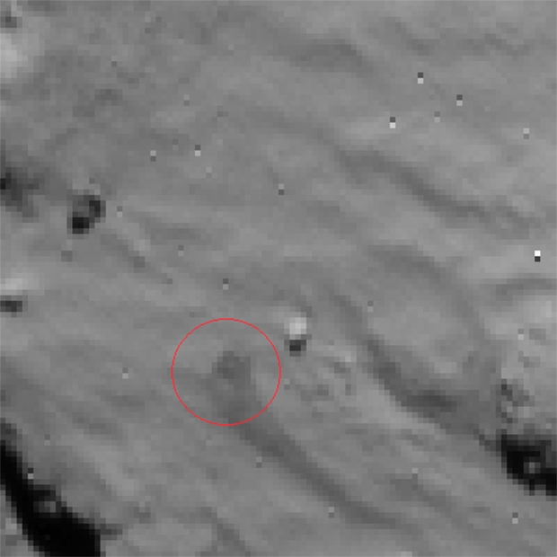 Image du site du 1er contact de Philae avec la surface de la comète 67P prise par la caméra de navigation de Rosetta le 12 novembre 2014 à 15h35 UTC, à près de 15 km d’altitude (résolution de 1,3 m/pixel). Crédits : ESA/Rosetta/NavCam.