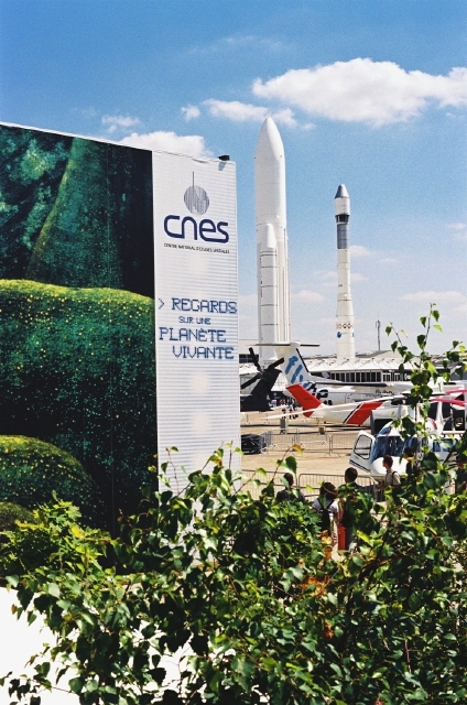 Maquettes d&#039;Ariane à côté du pavillon du CNES ; crédits CNES