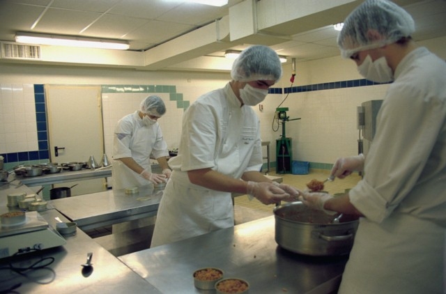 Préparation des repas des spationautes de la mission Pégase au Lycée hôtelier de Souillac (Lot) ; crédits CNES/Al.Huet