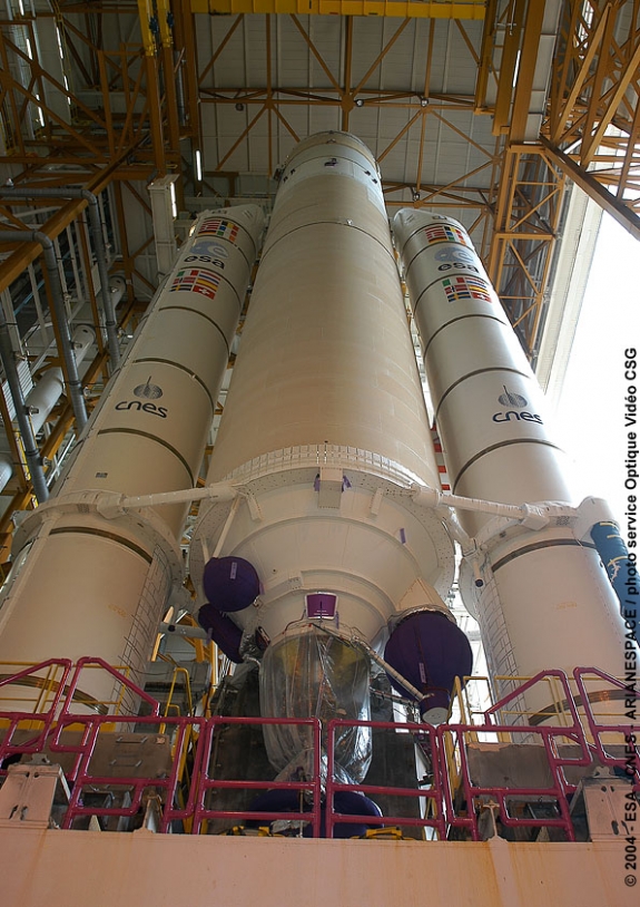 Transfert du lanceur Ariane 5 ECA vers le Batiment d&#039;assemblage final. Crédits : ESA/CNES/Arianespace