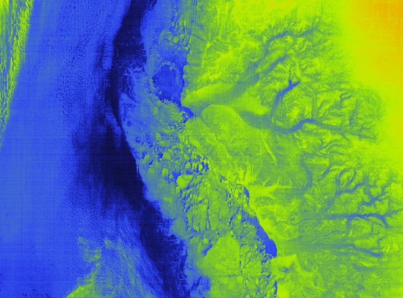 Première image fournie par Iasi. Il s’agit d’une image infrarouge du Groenland, sur laquelle on distingue les glaciers et la banquise. En bleu, l’océan, et une partie des glaciers sur la droite. En vert la banquise et les terres émergées.