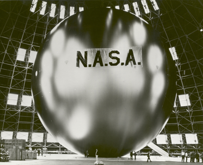 Gonflage du ballon américain ECHO dans les années 60. Crédits : NASA