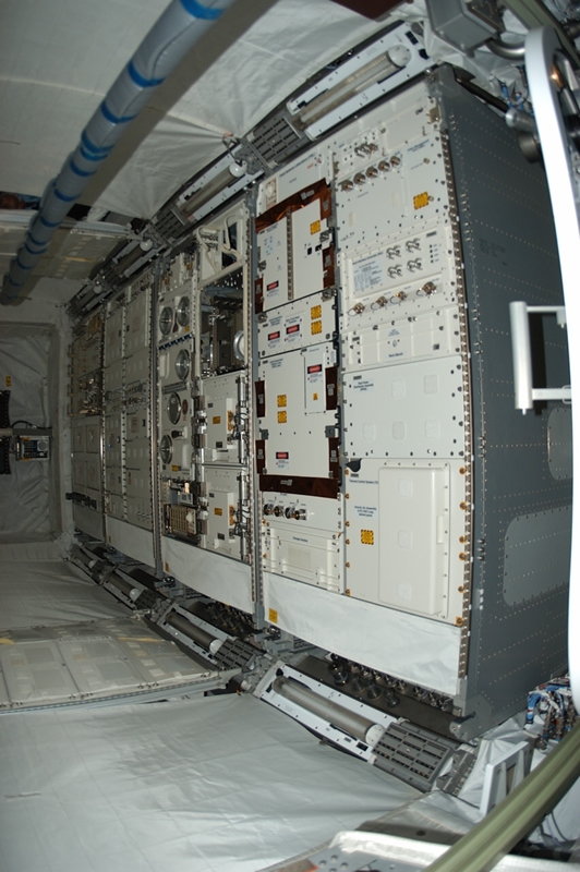 Les rackes d&#039;expérience à l&#039;intérieur du module Columbus. Crédits : ESA$