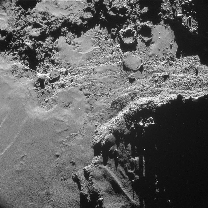 Le noyau de la comète 67P. Image prise le 18 octobre 2014 par la NavCam à près de 7,9 km de la surface (résolution de 67 cm/pixel environ ; champ de 690 m de côté ; pose de 6 s). Crédits : ESA/Rosetta/NavCam.