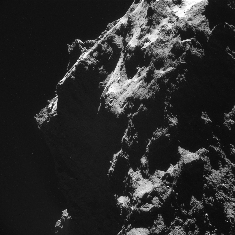 Le noyau de la comète 67P. Image prise le 18 octobre 2014 par la NavCam à près de 7,8 km de la surface (résolution de 66 cm/pixel environ ; champ de 680 m de côté ; pose de 6 s). Crédits : ESA/Rosetta/NavCam.