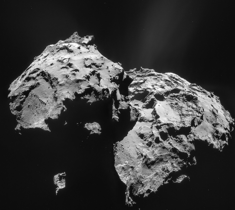 Sur les images insuffisamment résolues de juillet 2014, le bassin d’effondrement d’Hatmehit, visible sur le petit lobe, pouvait être pris pour un cratère, mais cette hypothèse est totalement exclue à présent. Crédits : ESA/Rosetta/NAVCAM...