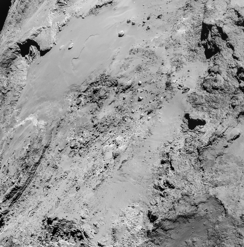 Mosaïque des 4 images réalisées par la NavCam de Rosetta, le 14 février 2015 à 14h15 TU, à 8,9 km de la surface (région d’Imhotep) ; résolution de 76 cm/pixel. Crédits : ESA/Rosetta/NAVCAM – CC BY-SA IGO 3.0.