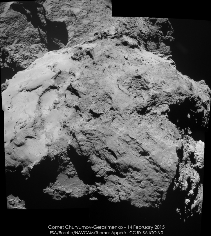 Mosaïque des 4 images réalisées par la NavCam, le 14 février 2015 à 10h15 TU, à 12,6 km de distance du centre du noyau ; résolution de 1,1 m/pixel. Le grand lobe est au premier plan. Crédits : ESA/Rosetta/NAVCAM/Thomas Appéré – CC BY-SA IG...