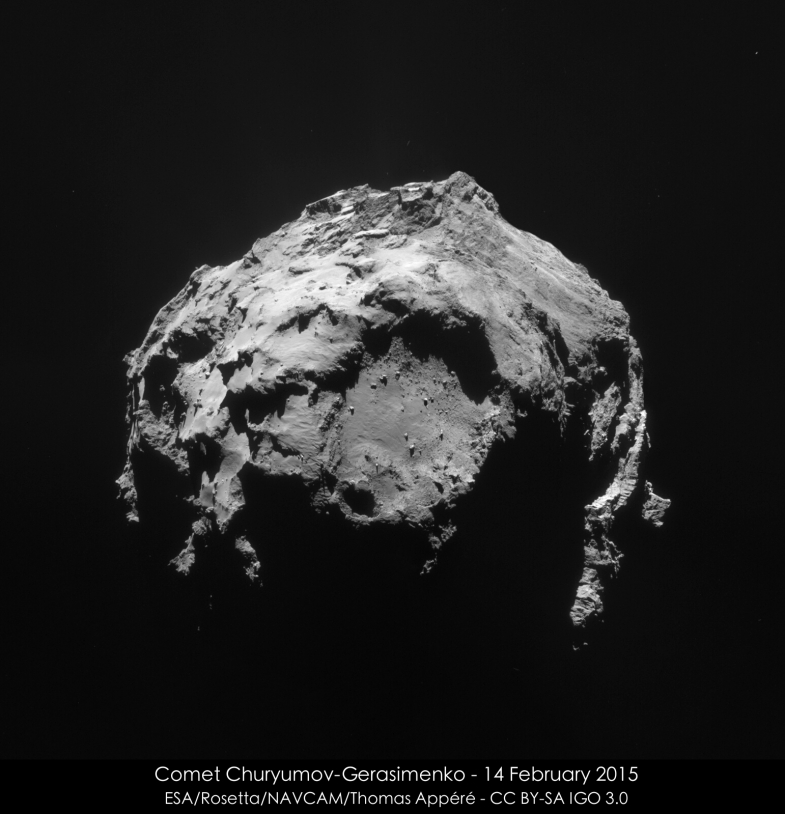 Mosaïque des 4 images réalisées par la NavCam de Rosetta, le 14 février 2015 à 4h32 TU, à 35 km de distance du centre du noyau ; résolution de 3 m/pixel. Le petit lobe est au premier plan. Crédits : ESA/Rosetta/NAVCAM/Thomas Appéré – CC BY...