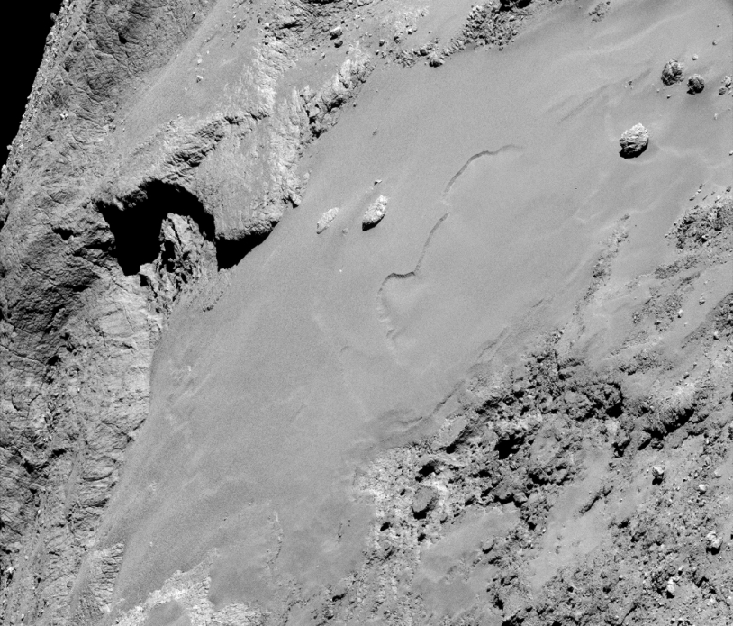 Portion de l’une des images obtenues avec la caméra de navigation de Rosetta le 14 février 2015 à près de 8 700 m de la surface de la région d’Imhotep (grand lobe) ; résolution de 74 cm/pixel. Crédits : ESA/Rosetta/NAVCAM – CC BY-SA IGO 3.0.