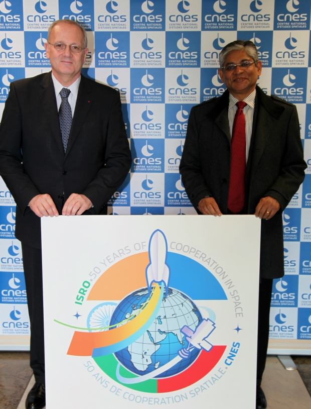 Jean-Yves Le Gall, président du CNES et son excellence Arun K. Singh, ambassadeur d’Inde à Paris au siège du CNES, le 7 avril 2015. Crédits : CNES/S. Charrier.